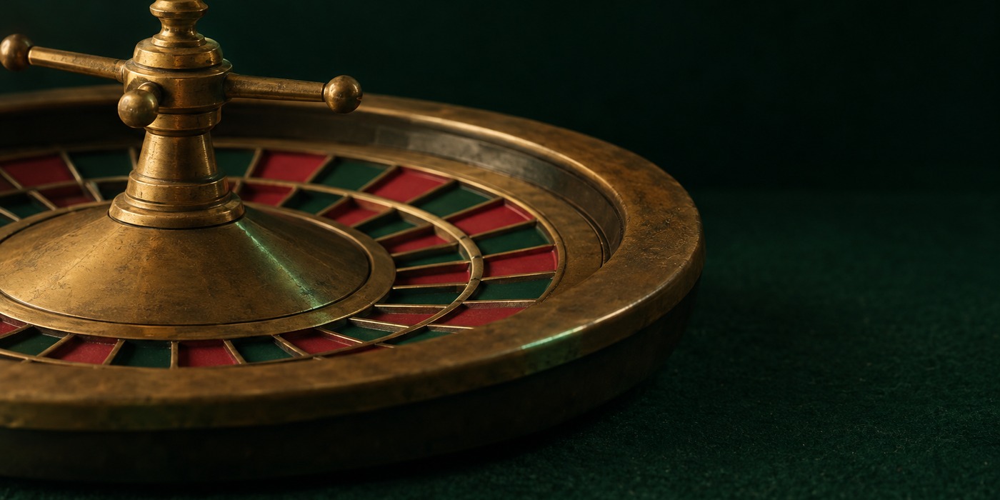 Casinomhub ana sayfa görseli: yandan çekilmiş rulet çarkı ve lacivert-altın oyun çipleri